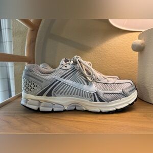 Zoom Vomero 5 Platinum Tint/Cashmere/Iron Grey/Photon Dust